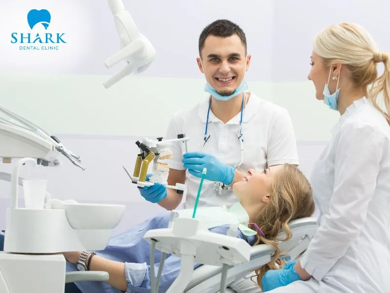 Porcelain veneers are suitable for root canal-treated teeth that still retain strong, stable, and adequate remaining natural tooth structure