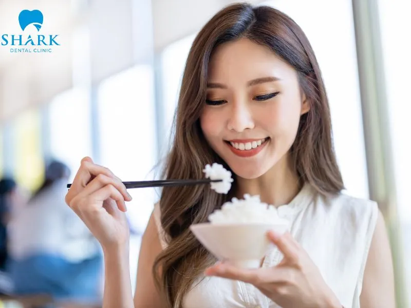 Porcelain veneers help restore biting and chewing function while providing a natural feeling after the dental restoration is completed