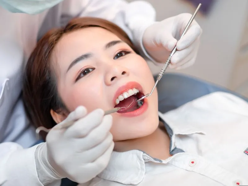 The dentist will provide timely treatment to relieve the patient’s allergic symptoms