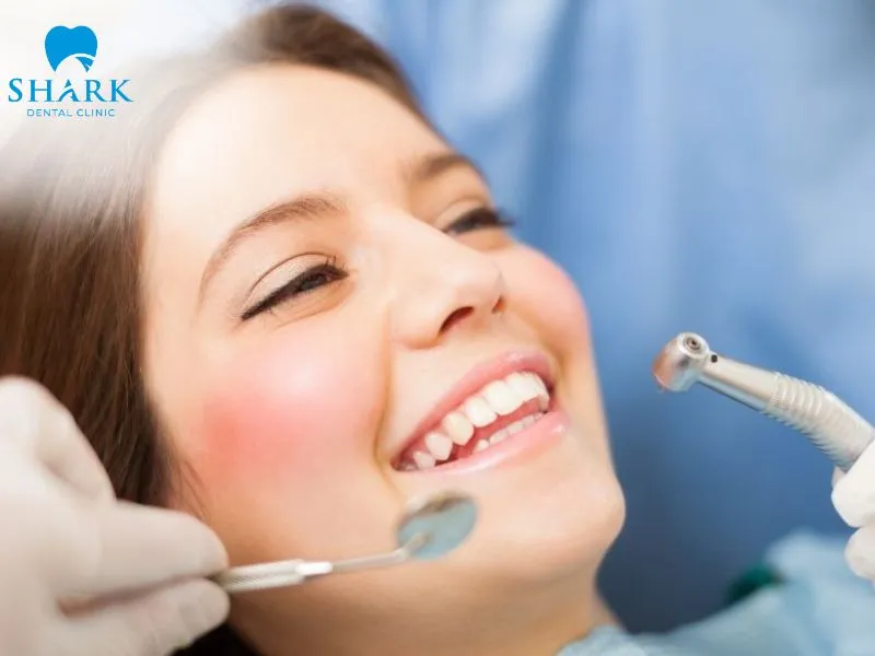 Compared with porcelain crown treatment, a porcelain inlay has a lower cost and requires a shorter treatment time