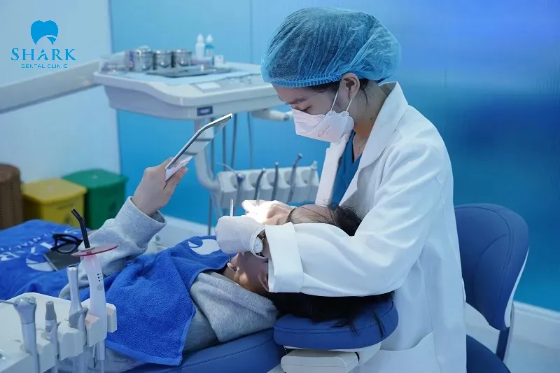 As soon as you notice that a veneer has come loose, you should visit a reputable dental clinic so a dentist can examine it and recommend the most suitable treatment plan