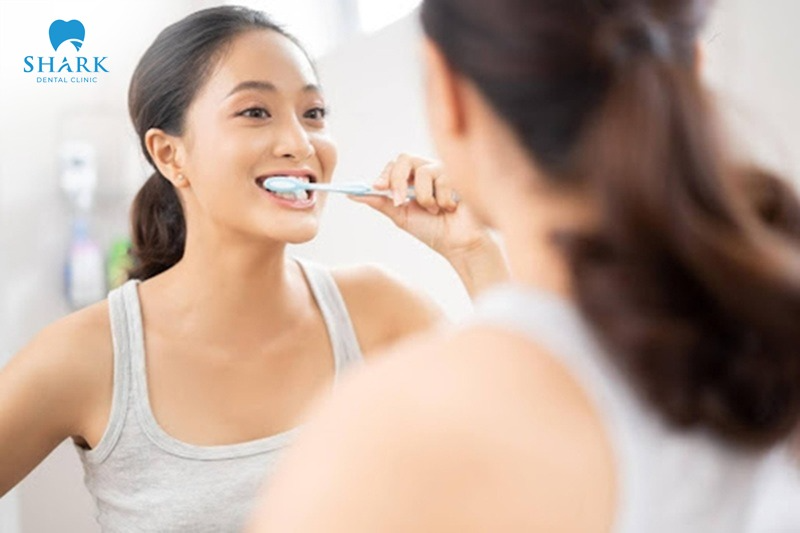 Maintain safe and proper oral hygiene after receiving porcelain veneers