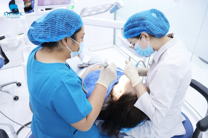 To avoid bad breath developing with veneers, be sure to choose a reputable clinic and to fully treat any existing dental conditions well beforehand