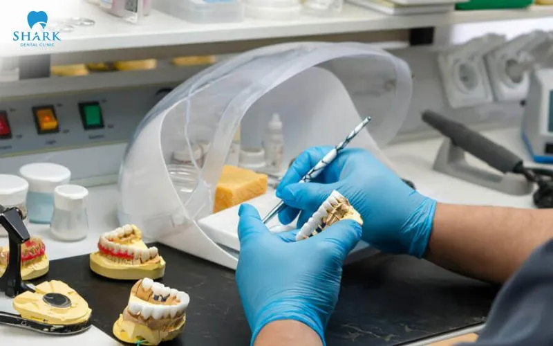 Following the examination and the taking of the dental impression, the technician will design and fabricate the porcelain filling piece according to the specific shape of each individual tooth