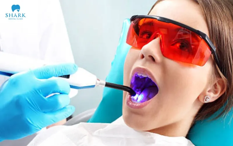 The laser helps to improve the way in which energy is concentrated on the area that is being treated