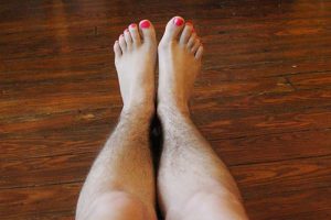 Lông chân mọc nhiều khiến đôi chân trở nên thô ráp