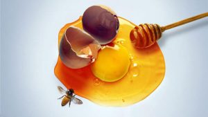 Mật ong và trứng là nguyên liệu làm đẹp sẵn có trong căn bếp của các chị em