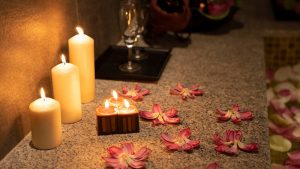 Không gian đầy ấm cùng cùng nến và hoa bên trong Sen Spa