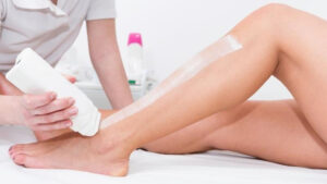 Kỹ thuật viên bôi gel lạnh lên vùng da cần triệt lông để bảo vệ da khỏi tác động mạnh của các tia sóng