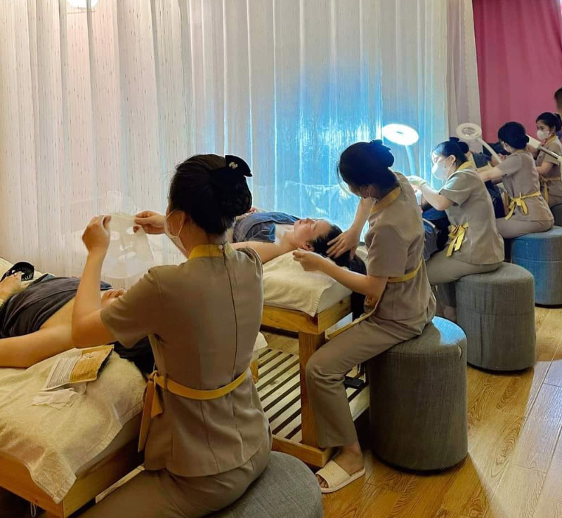 Khách hàng tận hưởng không gian làm đẹp an toàn, hiện đại tại Shynh Beauty Spa