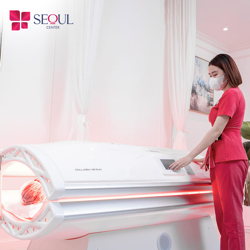 Một kỹ thuật viên đang chuẩn bị máy tắm trắng phi thuyền hoàng gia cho khách hàng nam trong phòng dịch vụ cao cấp tại Seoul Center