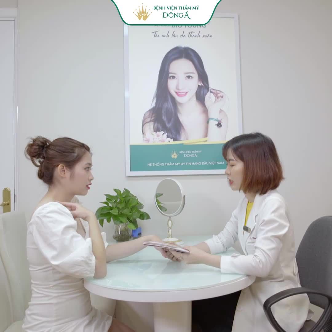 Khách hàng được tư vấn liệu trình tắm trắng công nghệ Nano tại Thẩm mỹ viện Đông Á