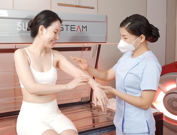 Bác sĩ tại Viện thẩm mỹ Hoàng Mai đang thăm khám da trước khi bắt đầu liệu trình tắm trắng cho khách hàng