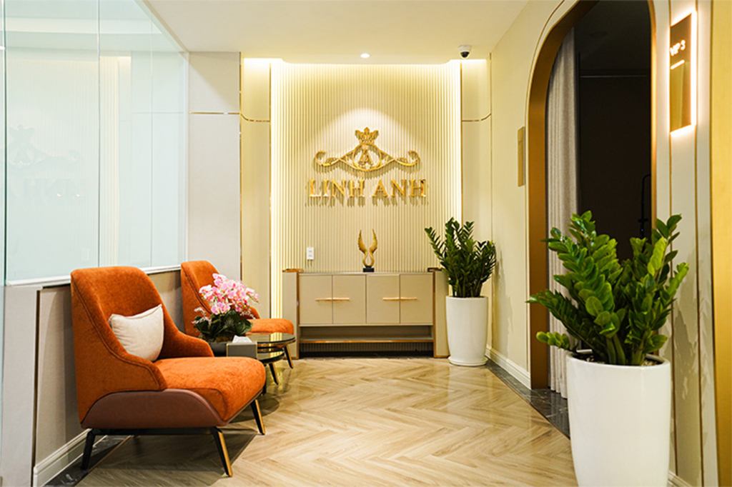 Không gian sảnh chờ sang trọng, đẳng cấp tại Thẩm mỹ viện Linh Anh với tông màu vàng đồng chủ đạo