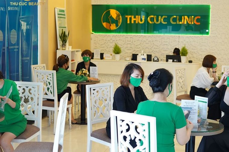 Các chuyên viên tại Thu Cúc Clinics đang thăm khám và tư vấn cho khách hàng về liệu trình tắm trắng