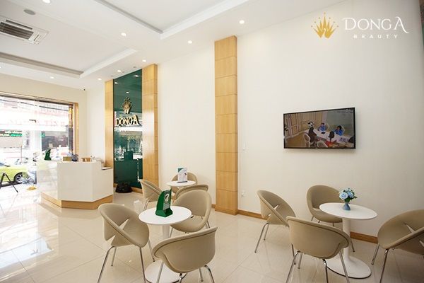 Không gian sảnh chờ hiện đại nhưng vẫn đem lại cảm giác gần gũi tại Thẩm mỹ Đông Á