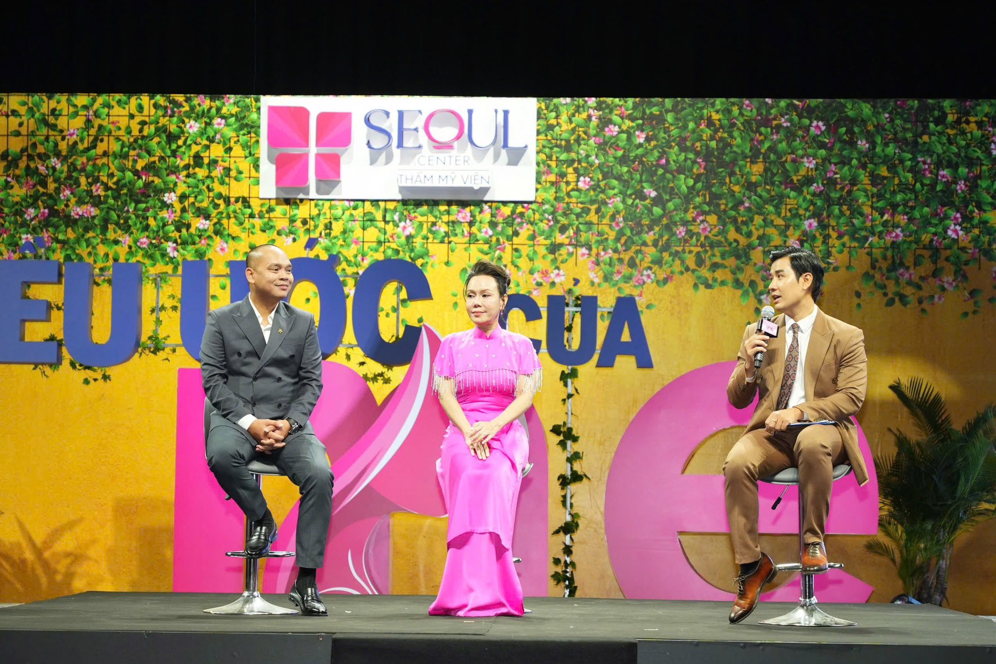 Nhà sản xuất Thái Phan Thanh Bình cùng nghệ sĩ Việt Hương giao lưu cùng các cơ quan báo chí