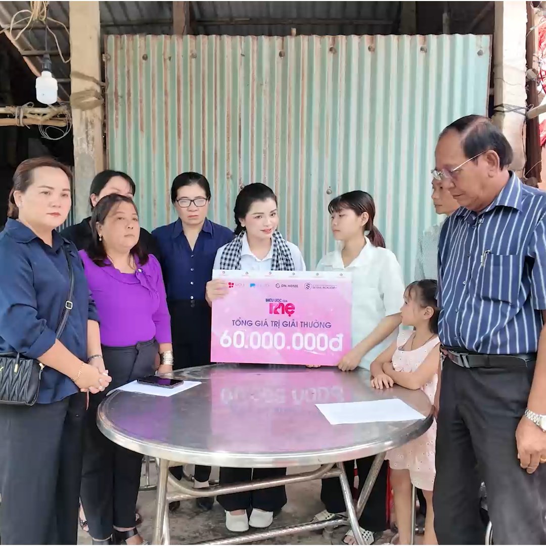 Chị Huỳnh Như Lam- Giám đốc Thẩm mỹ viện Seoul Center- Nhà tài trợ chính của chương trình “Điều Ước Của Mẹ” đến trao tặng quà cho chị em Yến Nhi- Trà My.