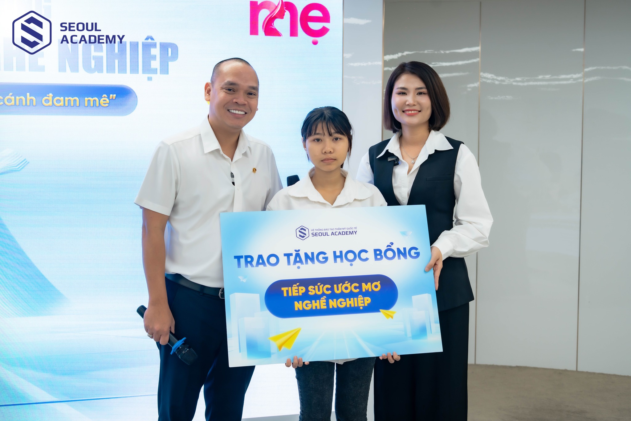 Yến Nhi được Seoul Academy- Hệ thống Đào tạo Thẩm mỹ Quốc tế trao tặng học bổng để tiếp sức ước mơ cho bản thân