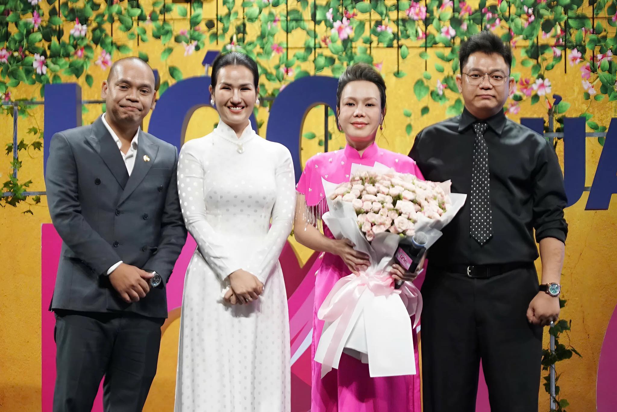 Nhà sản xuất Thái Phan Thanh Bình, ca sĩ Võ Hạ Trâm, nghệ sĩ Việt Hương cùng nhạc sĩ Đông Thiên Đức chụp ảnh kỷ niệm tại sự kiện