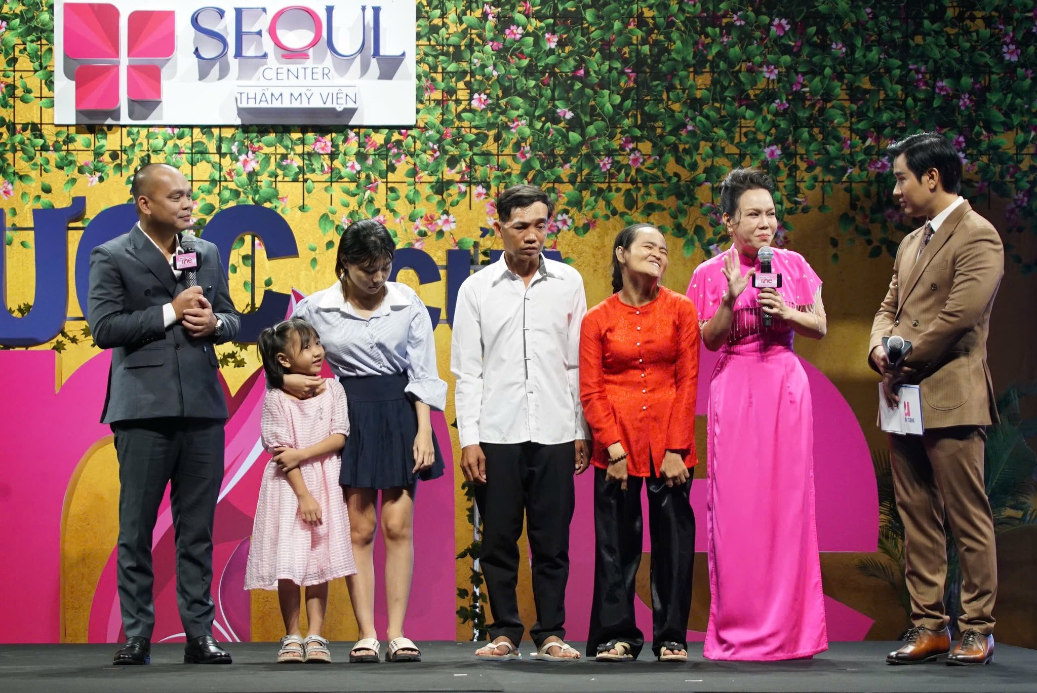 Hai gia đình nhân vật trong tập 1 “Điều Ước Của Mẹ” xuất hiện bất ngờ tại sân khấu họp báo