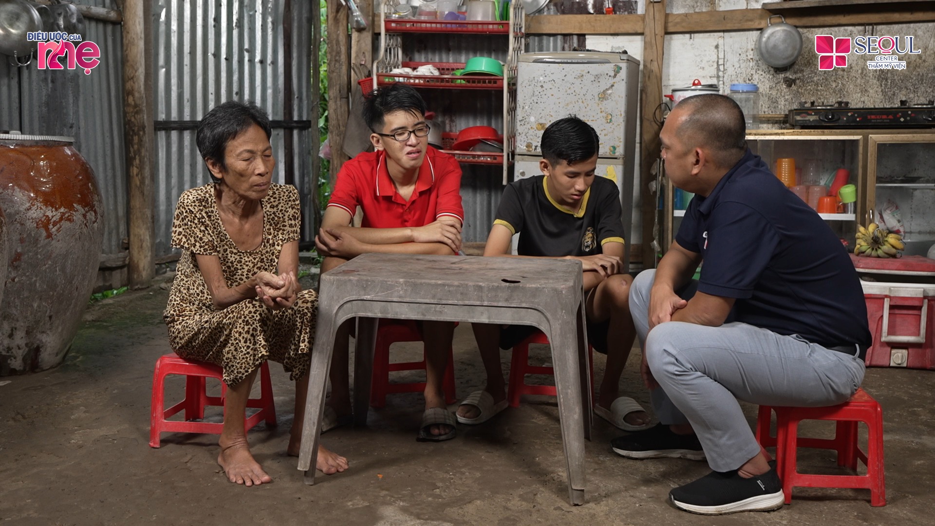 Cô Thuý cùng hai cháu ngoại là Đạt và Nghĩa trong căn nhà nhỏ không có vật dụng nào quý giá