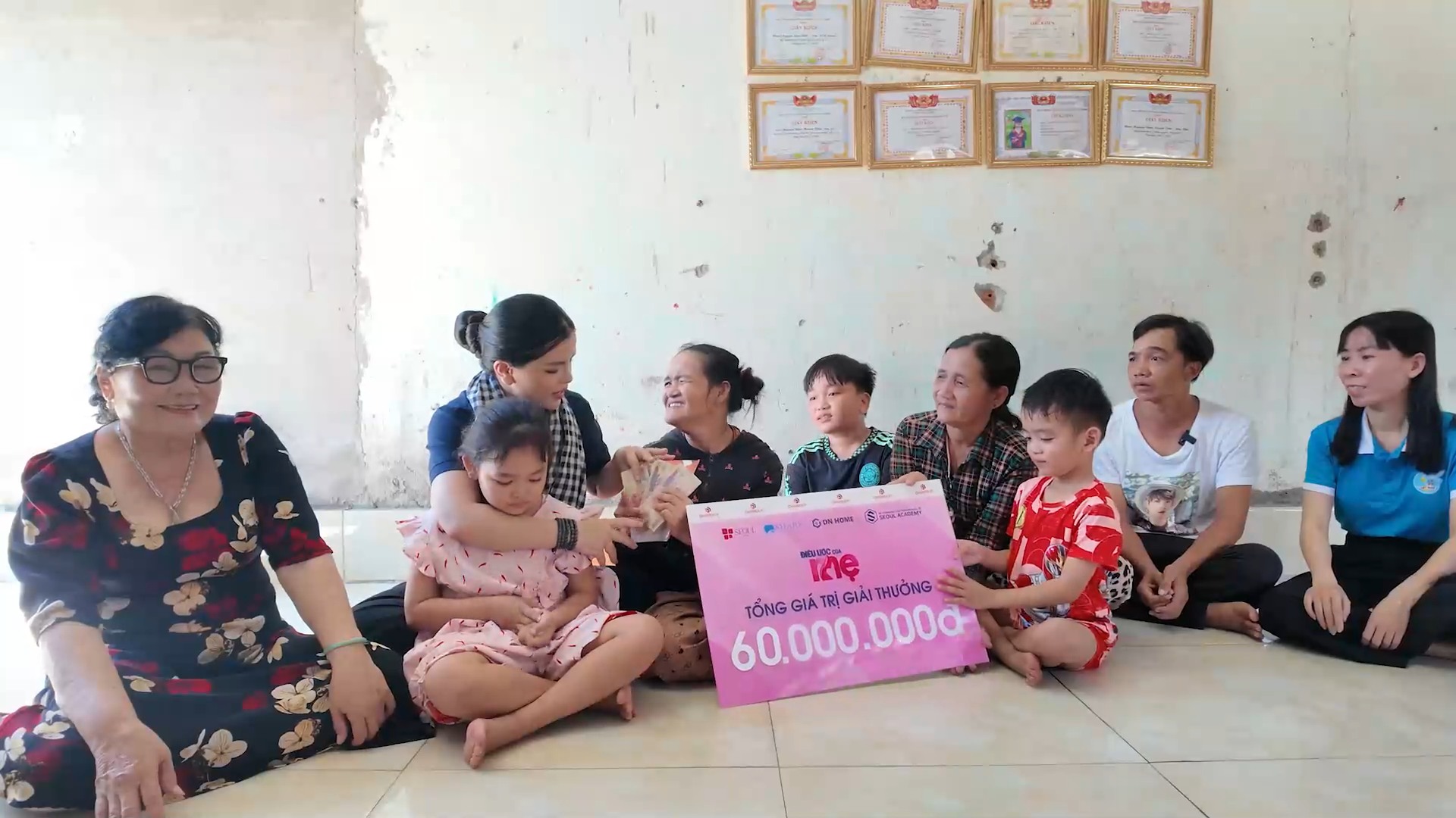 Chị Huỳnh Như Lam- Tổng giám đốc Thẩm mỹ viện Seoul Center trao tặng 60.000.000 VNĐ đến gia đình Anh Ham và chị Ty