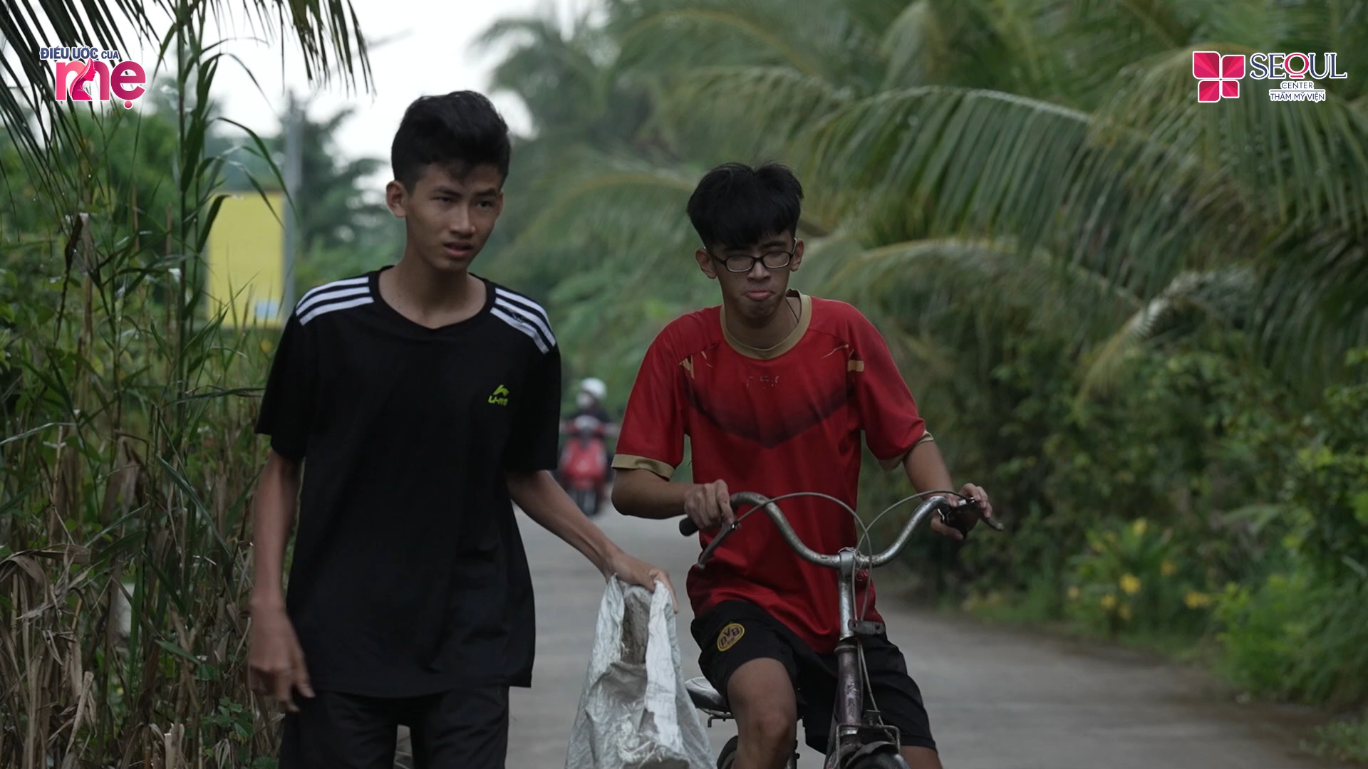 Nguồn thu nhập chính của ba bà cháu là những chiều đi nhặt ve chai của hai cháu ngoại