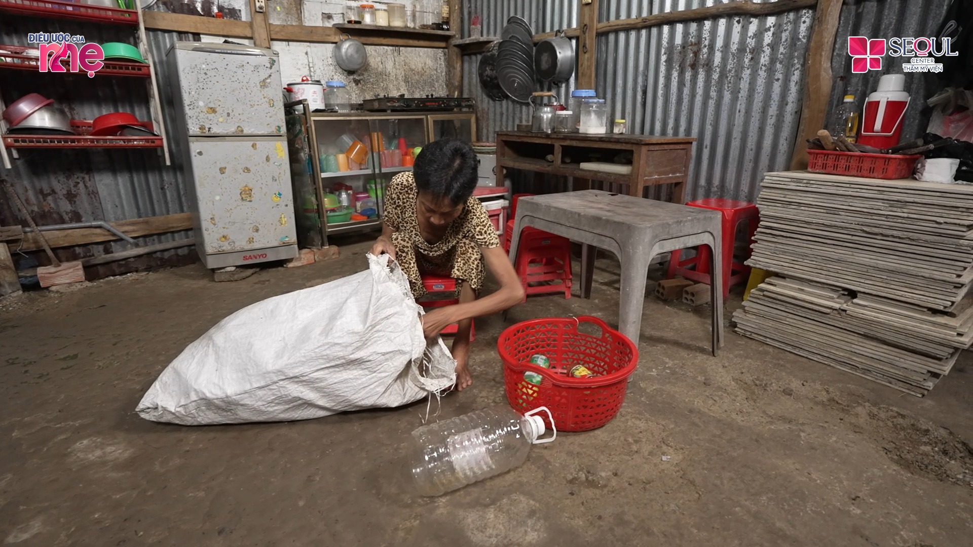 Hơn 70 tuổi nhưng cô Thuý vẫn hàng ngày đi nhặt ve chai kiếm sống