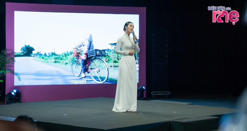 Ca sĩ Võ Hạ Trâm không thể giấu được cảm xúc, liên tục bật khóc khi thể hiện ca khúc “Điều Ước Của Mẹ”