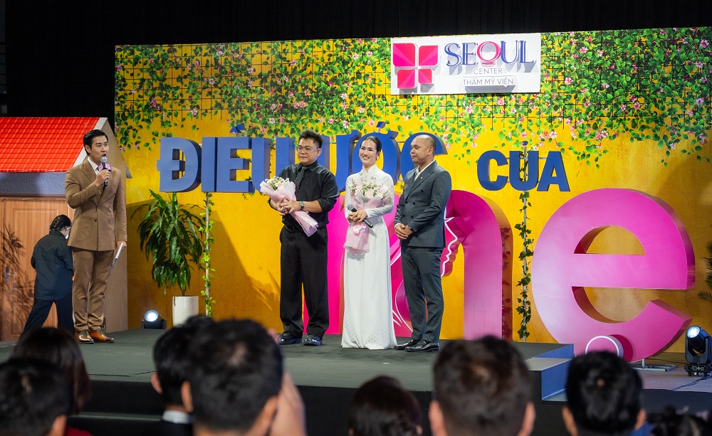 Nhà sản xuất“Điều Ước Của Mẹ”- Anh Thái Phan Thanh Bình trao hoa và cảm ơn nhạc sĩ Đông Thiên Đức cùng ca sĩ Võ Hạ Trâm tại họp báo ra mắt chương trình