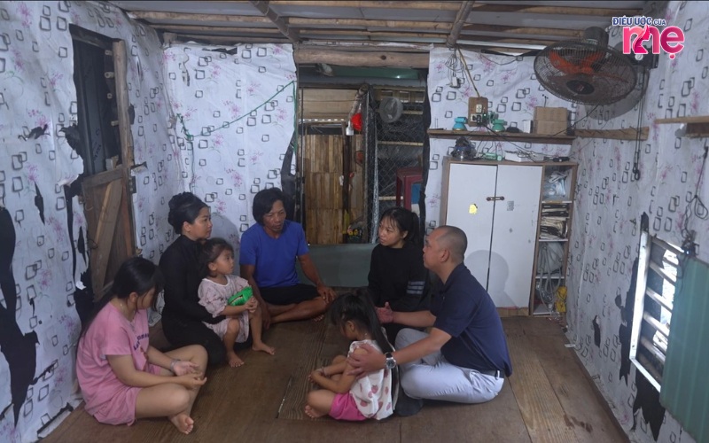 Hoàn cảnh gia đình 6 người của chị Nguyễn Thị Phương Hồng trên chiếc bè xập xệ