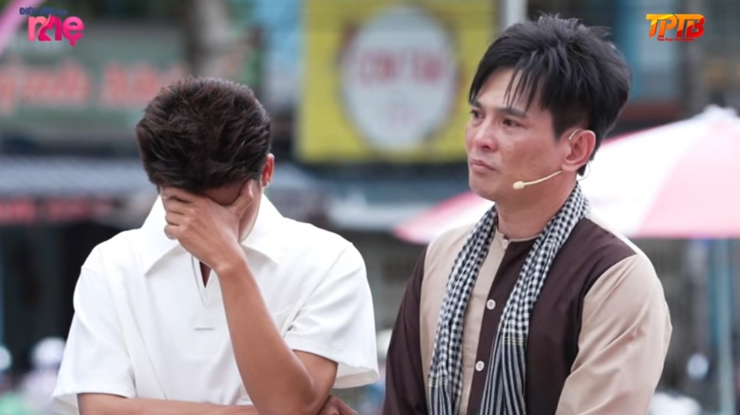 Lắng nghe câu chuyện và hoàn cảnh của các gia đình, các khách mời không thể kìm nén cảm xúc