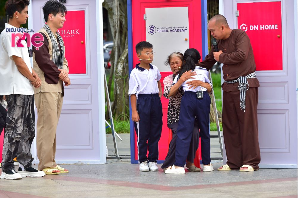 Ước mơ của người bà, người anh trở thành hiện thực, gặp lại cháu cả gia đình vỡ òa khóc