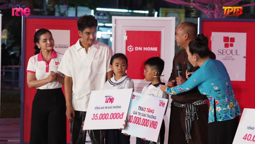 Gia đình cô Bảy, bé Phúc, bé Linh nhận được giải thưởng đến 45 triệu, cùng nhiều tài trợ khác từ khách mời, khán giả
