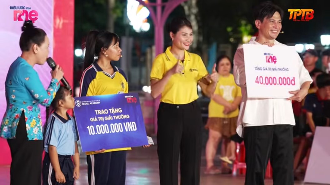 Gia đình chị Hồng, bé Phương Yến nhận được giải thưởng đến 50 triệu từ chương trình, nhà tài trợ, chưa kể tài trợ của khách mời và khán giả