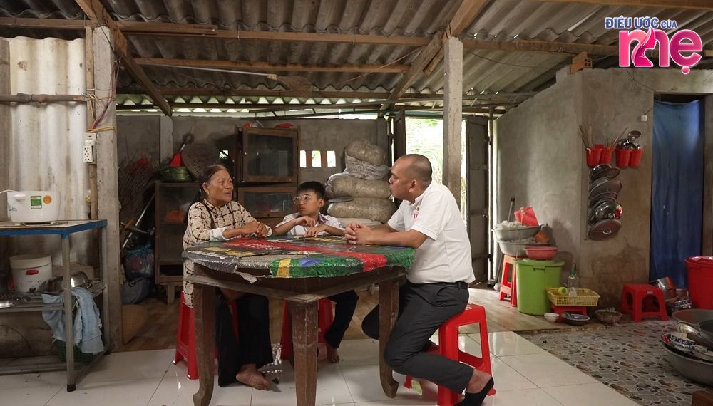 Cô Bảy 70 tuổi nhưng vẫn gồng gánh bán vé số nuôi cháu ăn học đến nơi đến chốn