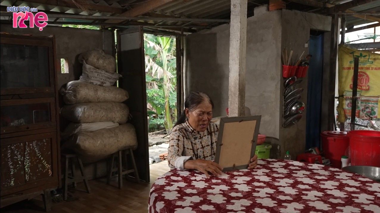 Trước di ảnh của đứa con đã mất, cô Bảy tâm sự mong muốn cuối đời