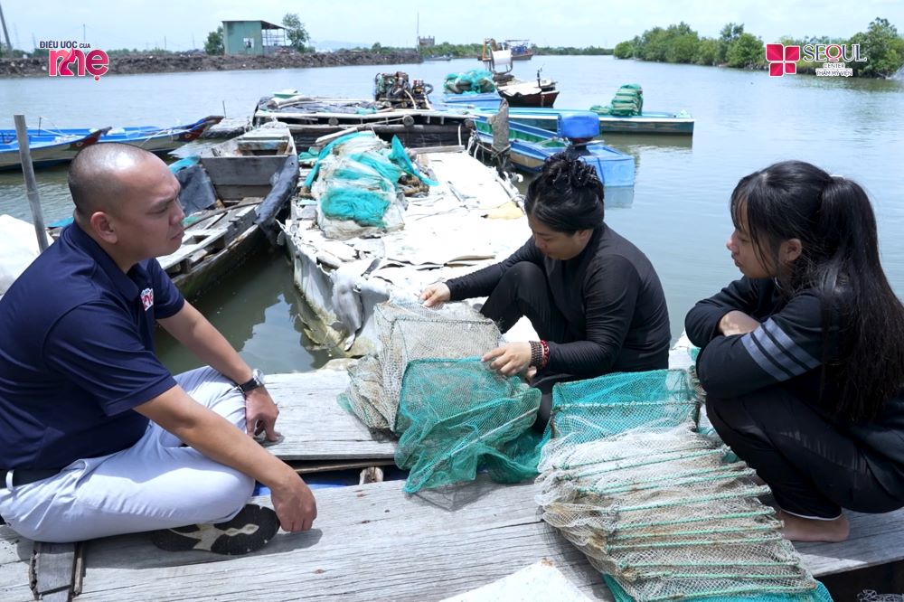 Kiếm sống mỗi bằng chỉ bằng nghề giăng lưới cá, bán cá nuôi con ăn học, cuộc sống quá khổ cực khiến chị không ít lần nghĩ quẩn