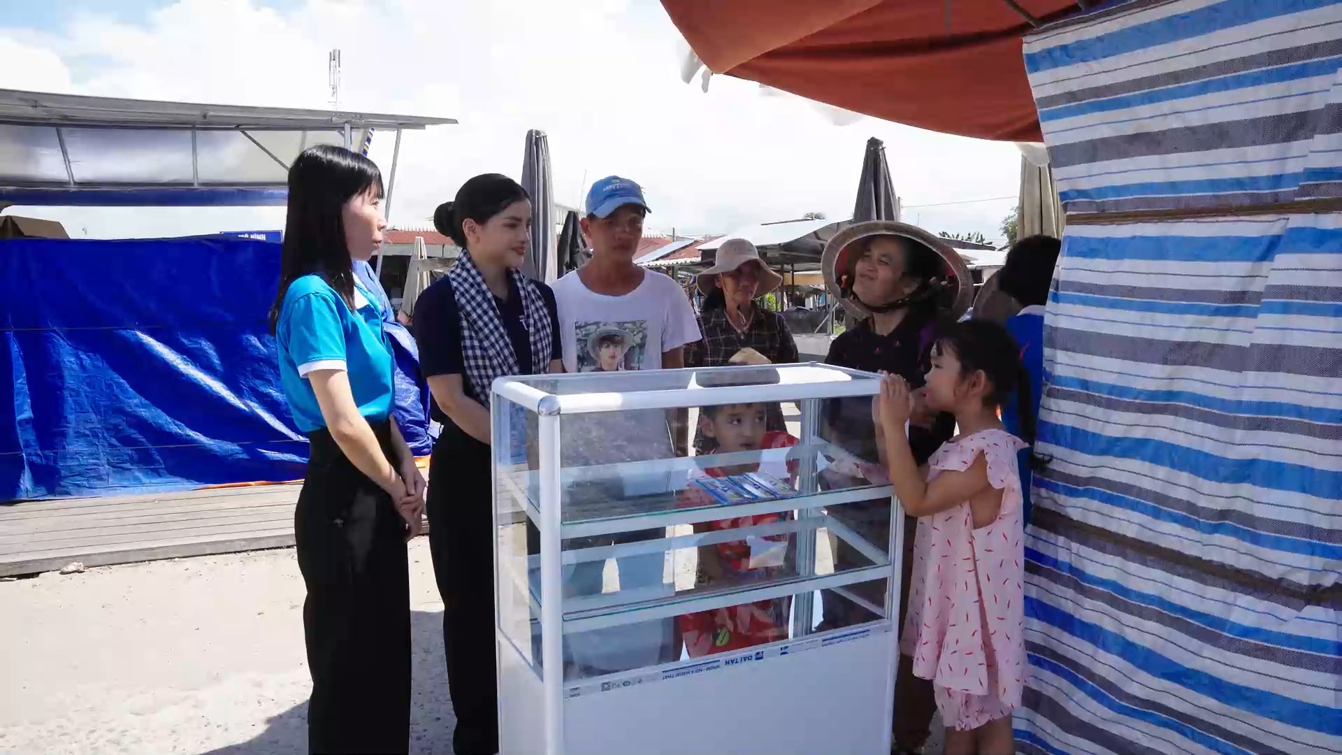 Huỳnh Như Lam- Đại diện nhà tài trợ chính của chương trình là Thẩm mỹ viện Seoul Center gửi tặng chiếc tủ bán vé số cho gia đình