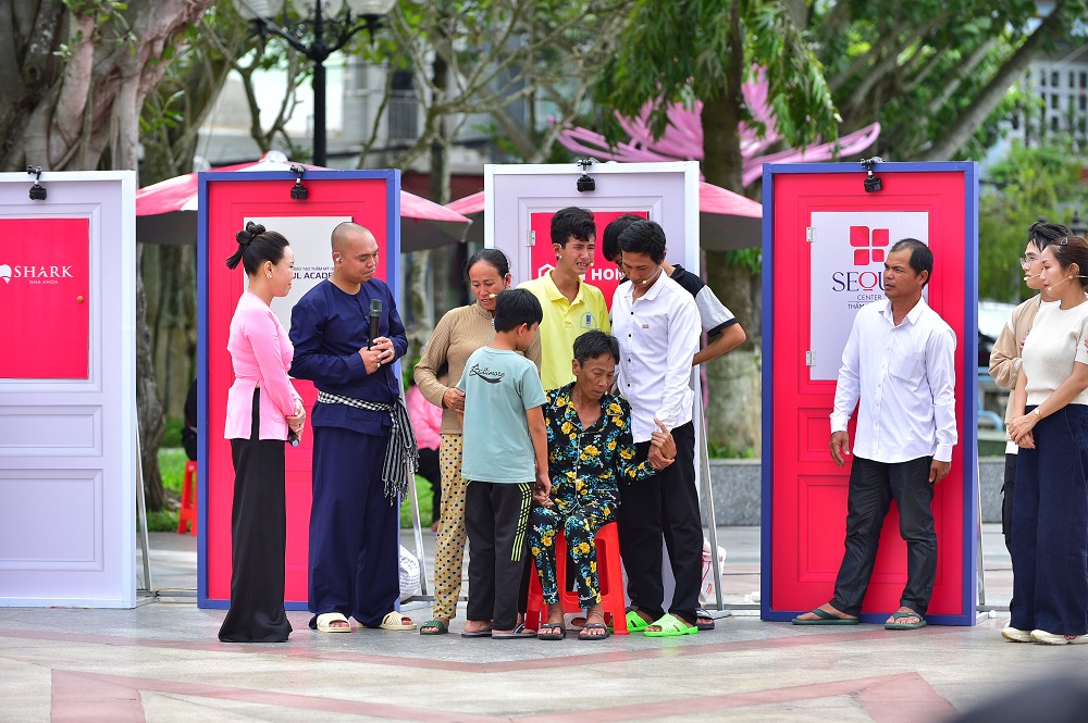 Gia đình bà Thúy cùng các con cháu đoàn tụ gặp nhau, cảm xúc vỡ òa hạnh phúc