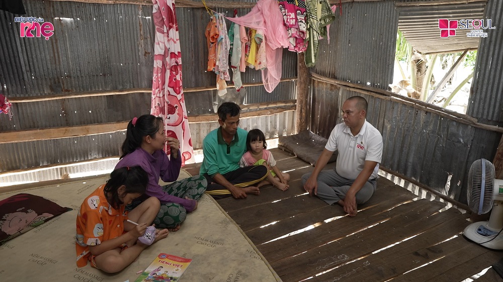 Cả gia đình chị Liên phải sống trong căn nhà xập xệ, không đủ che mưa che nắng, nguy hiểm cập kê bất kỳ lúc nào