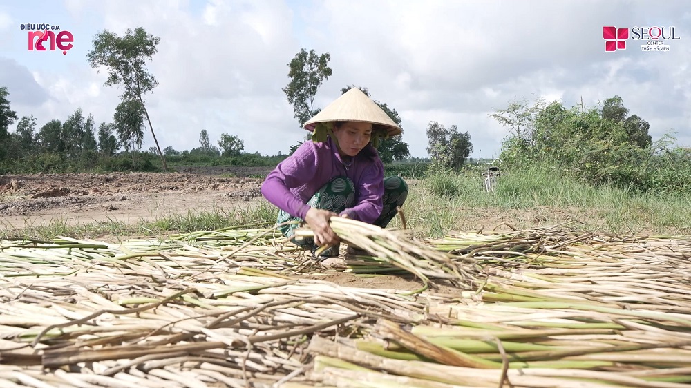 Một mình gồng gánh trên vai trách nhiệm trụ cột gia đình, nhưng người phụ nữ ấy chưa từng oán trách chồng con, số phận mà vẫn luôn thương yêu chồng con vô bờ