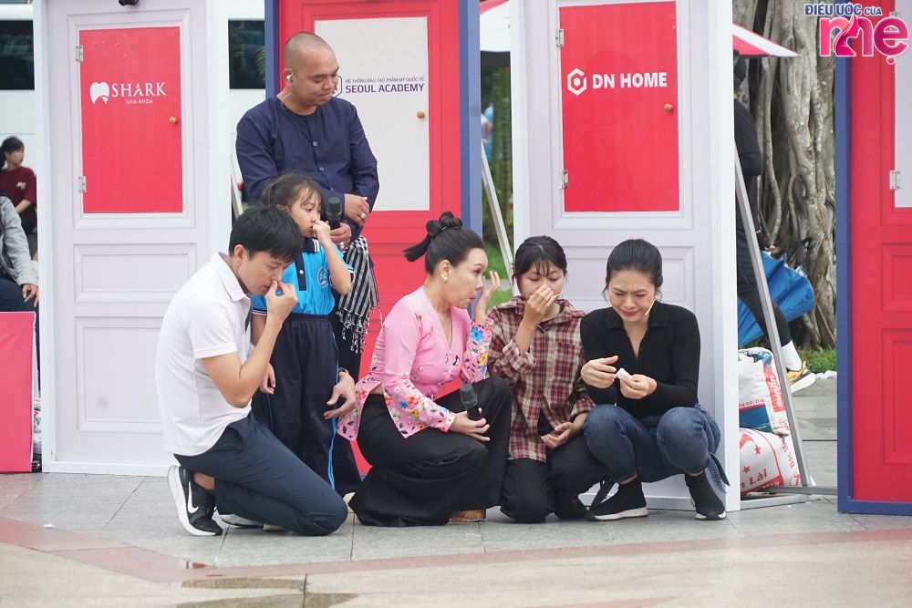 Hai khách mời nghẹn ngào và xúc động khi lắng nghe hoàn cảnh hai bé Ý Nhi và Trà Mi