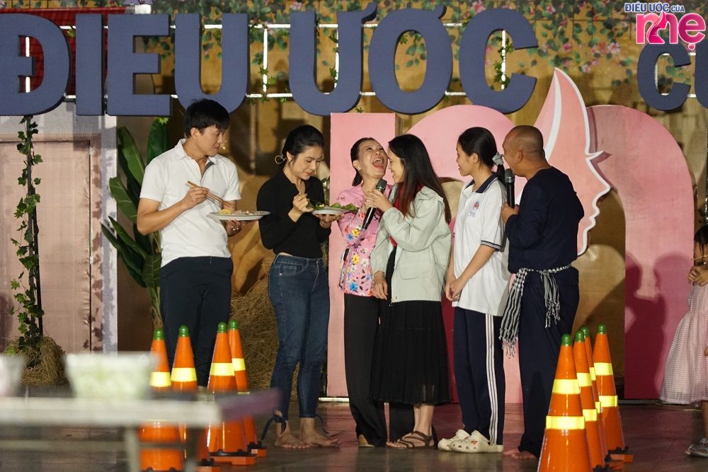 Cả hai đội chơi đang tham gia vào vòng chơi cánh cửa tương lai, giật giải về cho chương trình