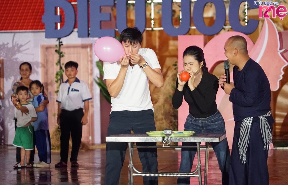 Hai khách mời Quách Ngọc Tuyên và Vân Trang đang cố gắng hết sức để giành lấy chiến thắng, mang về phần thưởng  cho hai gia đình