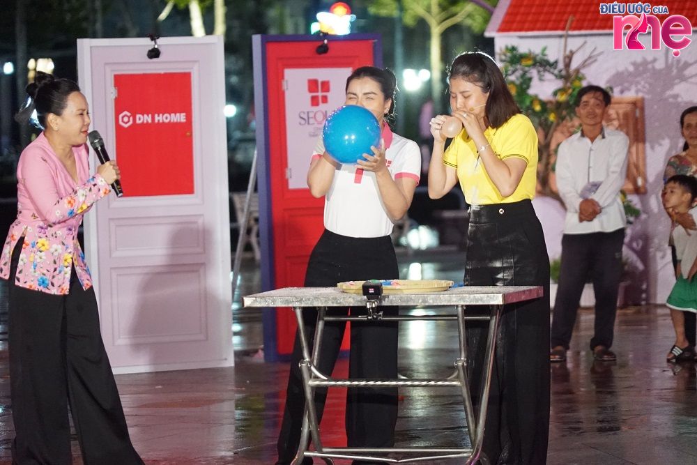 Các đại diện Nhà Tài Trợ cũng dùng hết sức lực để mang phần thưởng lớn về cho các gia đình khó khăn