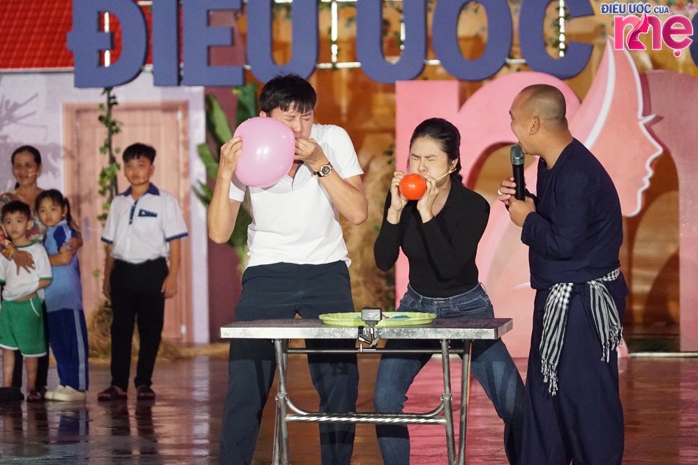 Hai vị khách mời nỗ lực không  ngừng nghỉ với hy vọng mang về phần thưởng lớn giúp đỡ gia đình anh chị