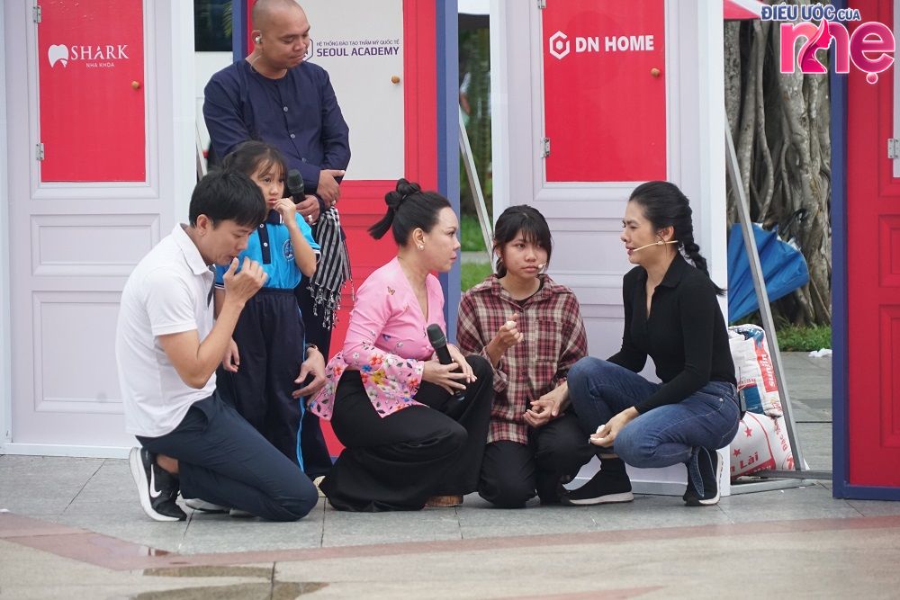 Bé Yến Nhi chỉ mới 15 tuổi nhưng gánh trên vai cả cuộc đời em gái. luôn lo nghĩ cho em mình