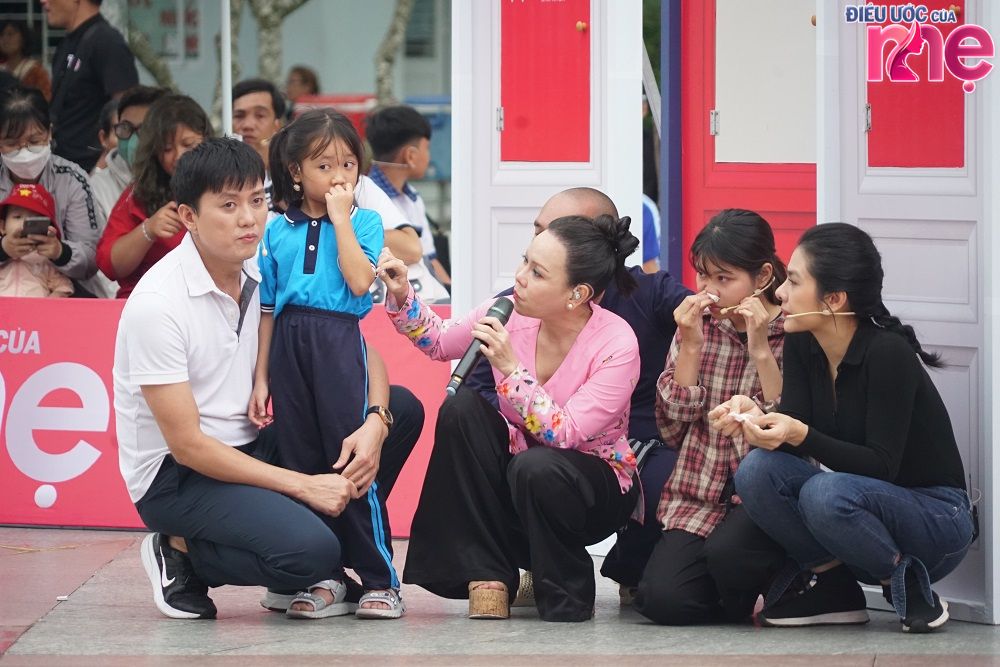 Bé Trà My đã 8 tuổi nhưng thân hình như em bé 5 tuổi, thương chị rất nhiều và luôn sợ chị bỏ mình